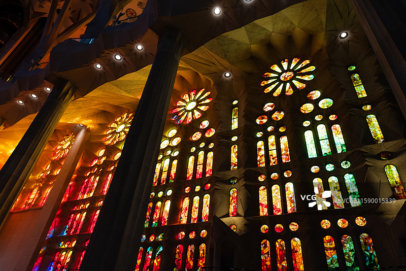 西班牙巴塞罗那教堂彩色玻璃窗阿拉夫德视图图片素材