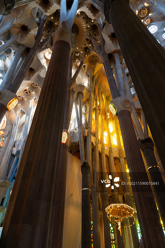 西班牙巴塞罗那带有柱子和彩色玻璃窗大教堂图片素材