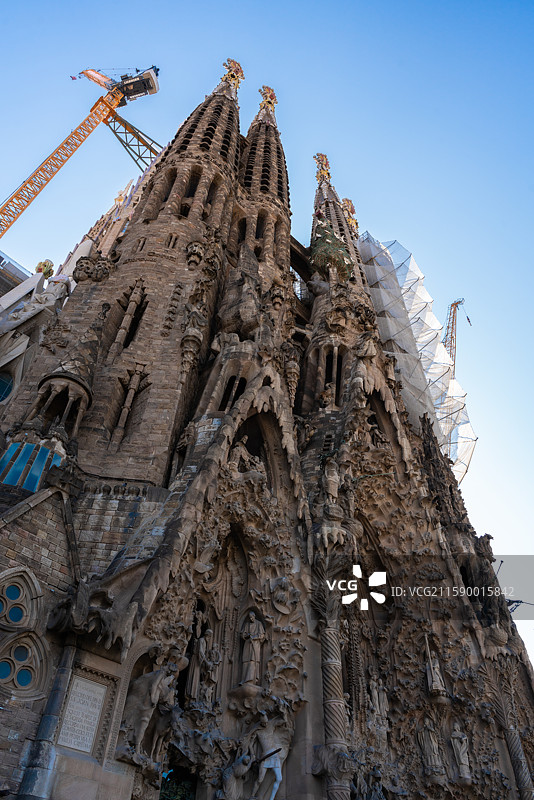 西班牙巴塞罗那阿拉菲德建筑正面有一座钟图片素材