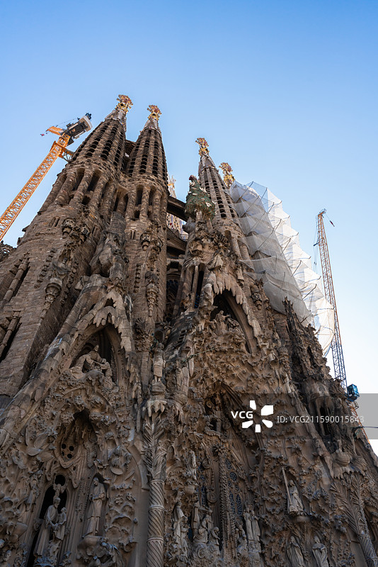 西班牙巴塞罗那阿拉夫建筑顶部有一台起重机图片素材