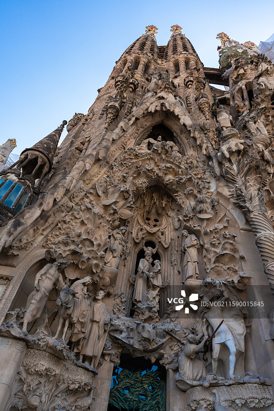 西班牙巴塞罗那阿拉菲德建筑侧面有雕像和雕图片素材