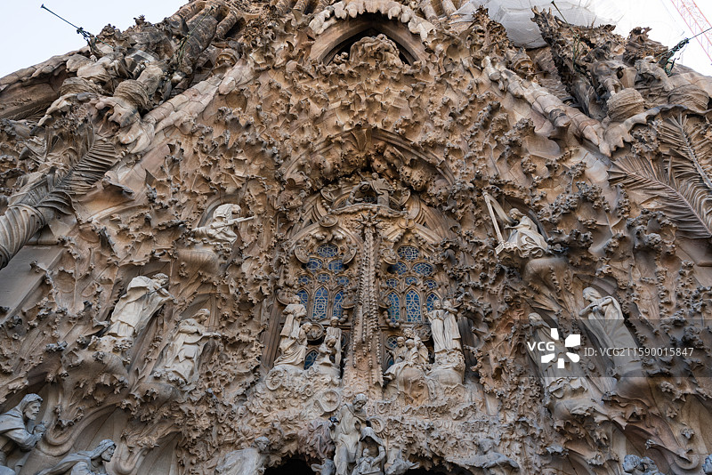 西班牙巴塞罗那阿拉菲德建筑正面有一座钟图片素材