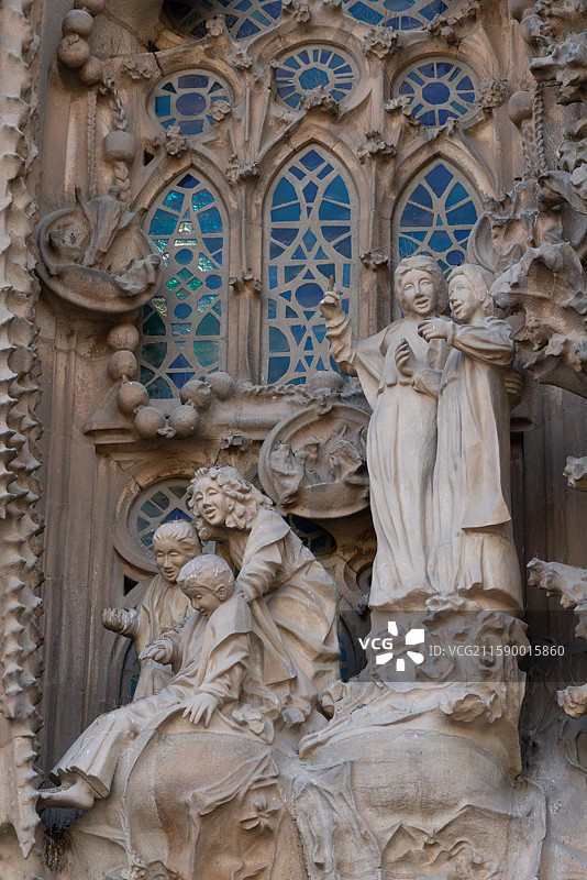 西班牙巴塞罗那阿拉菲德雕像一男一女骑着马图片素材