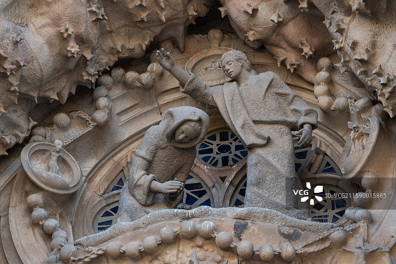 西班牙巴塞罗那阿拉菲德石雕建筑物上一男一图片素材