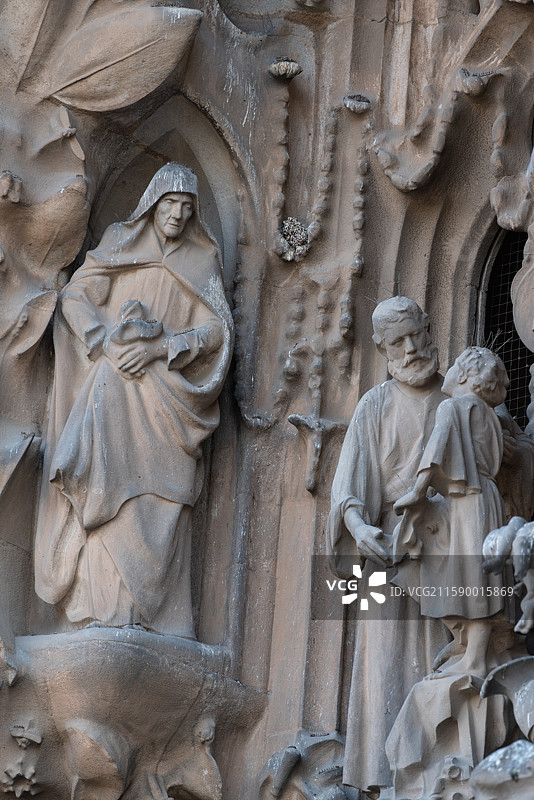 西班牙巴塞罗那建筑物上一男一女阿拉夫雕像图片素材