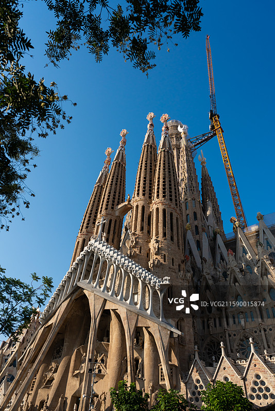 西班牙巴塞罗那阿拉菲德建筑顶部有一台起重图片素材