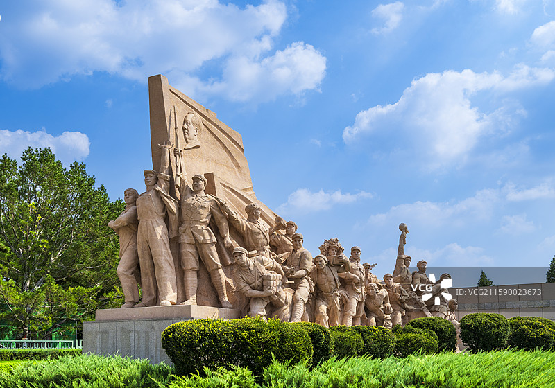 天安门广场上的人民英雄群像雕塑图片素材