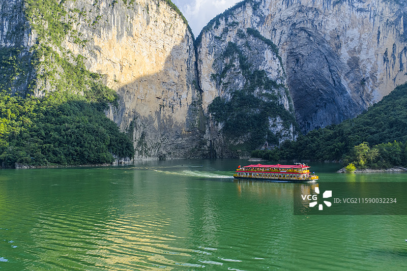湖北建始清江蝴蝶崖江上游船图片素材