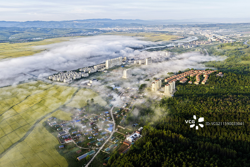 秋季日出时分，云海弥漫，航拍吉林省延边朝鲜族自治州龙井市海兰江畔秀美的田园风光和丰收的稻田。图片素材