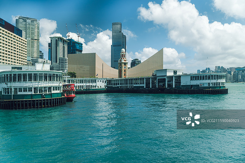 尖沙咀钟楼与游船图片素材