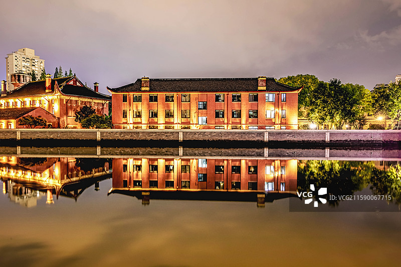 上海华东政法大学树人堂苏州河镜像图片素材