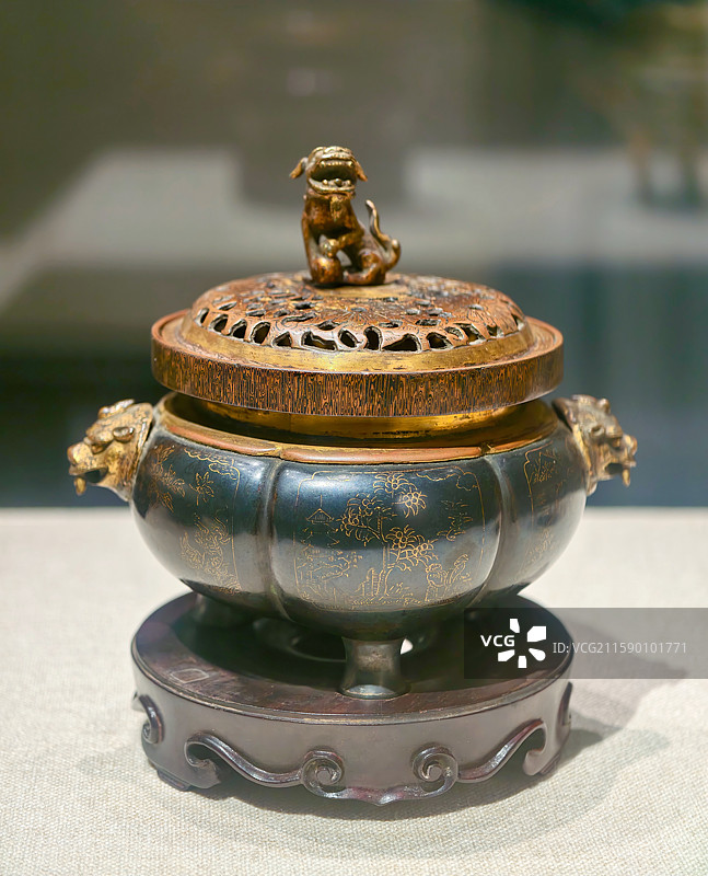 广西壮族自治区博物馆清朝时期铜鎏金狮钮狻猊耳人物花卉纹熏炉图片素材