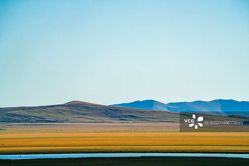 草地山峦河流和天空图片素材