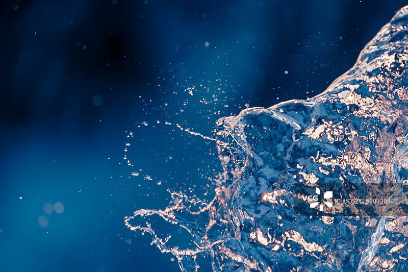 阳光下溅起的晶莹剔透的水花图片素材