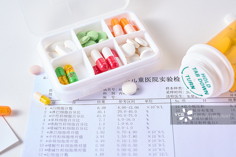 医疗化验单与药盒图片素材