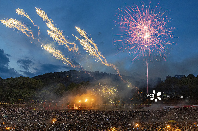 四川凉山彝族火把节烟花表演图片素材