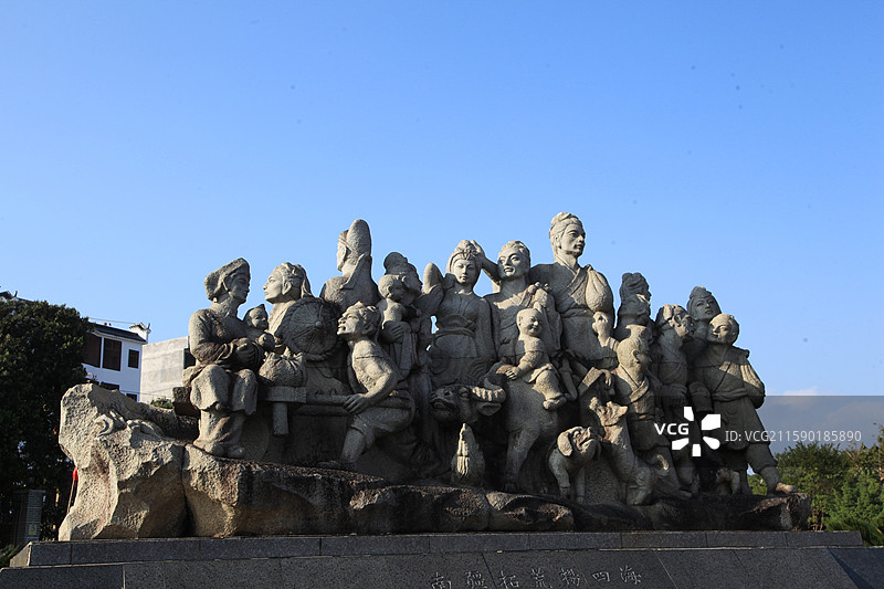 广东韶关南雄珠玑巷南疆拓荒扬四海雕塑图片素材