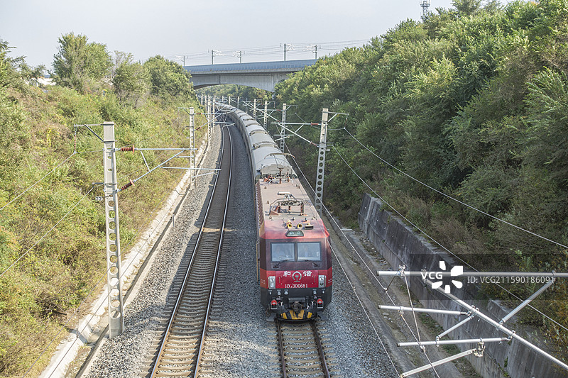 长春-昆明Z328次行驶在京哈线陶家屯-公主岭区间图片素材