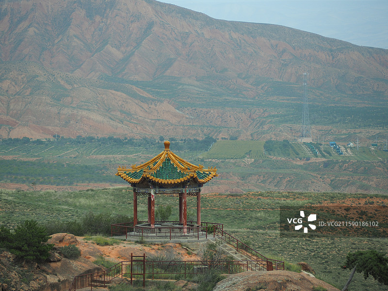 宁夏固原原州区须弥山石窟的丹霞地貌与高山凉亭图片素材