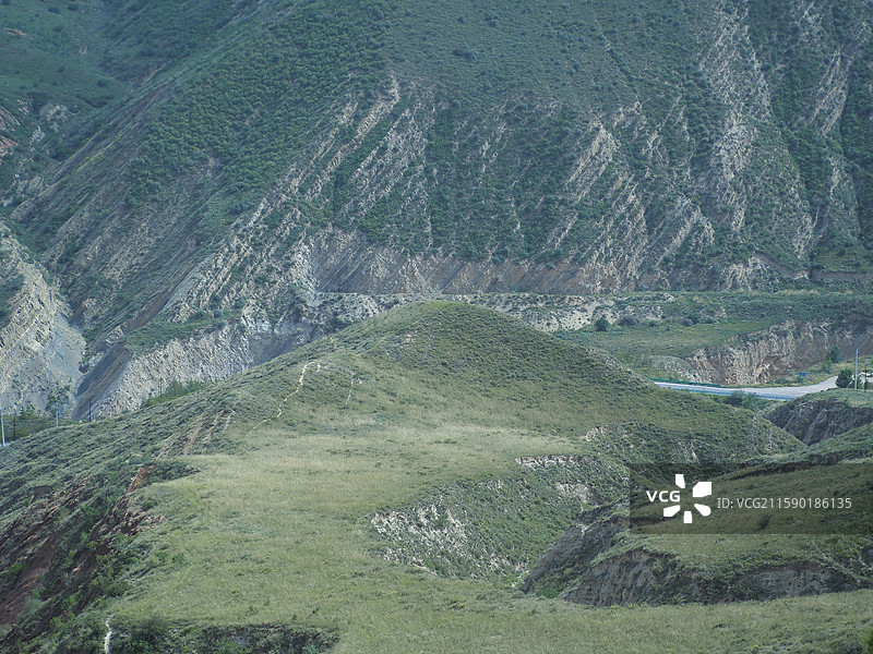 宁夏固原原州区须弥山石窟的丹霞地貌与绿树高山图片素材
