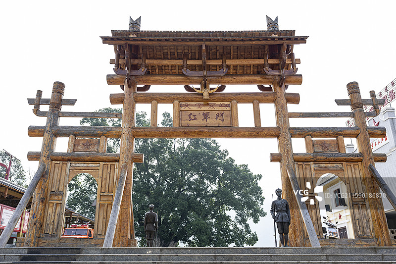 四川凉山普格县红军树村红军门与红军战士雕塑图片素材