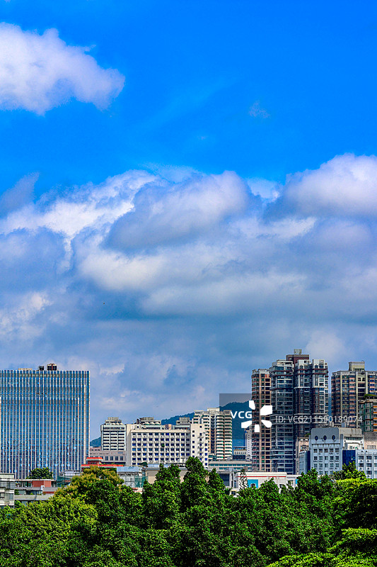 台风塔巴远去，今日城市天空……图片素材
