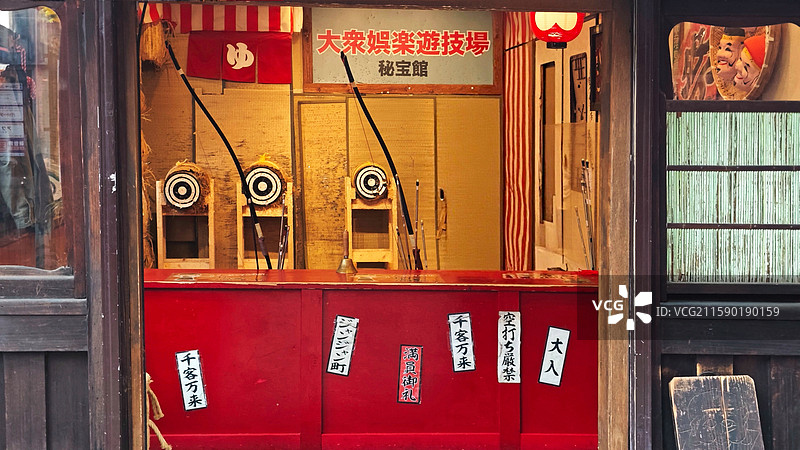 大阪新世界是大阪的标志性街区，复古氛围浓郁，美食丰富，有通天阁等景点，夜晚霓虹璀璨图片素材