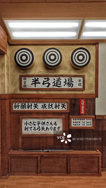 大阪新世界是大阪的标志性街区，复古氛围浓郁，美食丰富，有通天阁等景点，夜晚霓虹璀璨图片素材