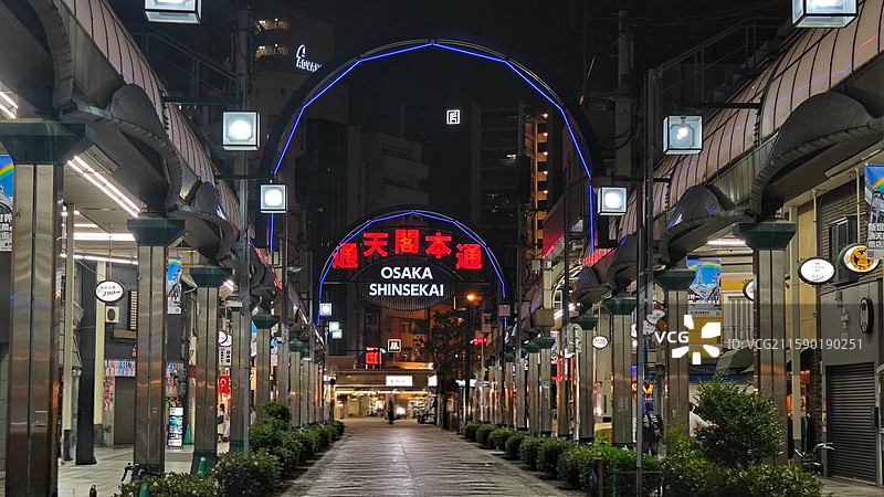 大阪新世界是大阪的标志性街区，复古氛围浓郁，美食丰富，有通天阁等景点，夜晚霓虹璀璨图片素材