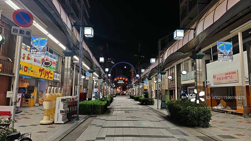 大阪新世界是大阪的标志性街区，复古氛围浓郁，美食丰富，有通天阁等景点，夜晚霓虹璀璨图片素材