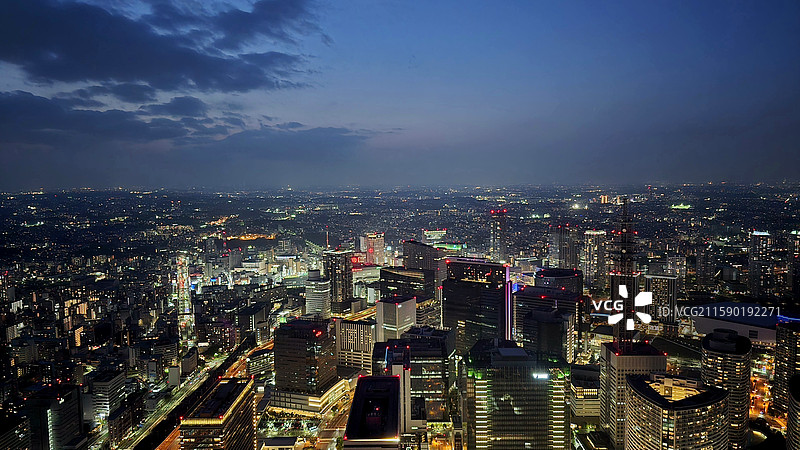 日本神奈川县横滨市，从横滨地标大厦眺望横滨市区的夜景图片素材