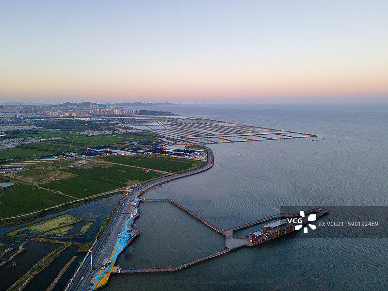 黄昏下的兴城海滨景色图片素材