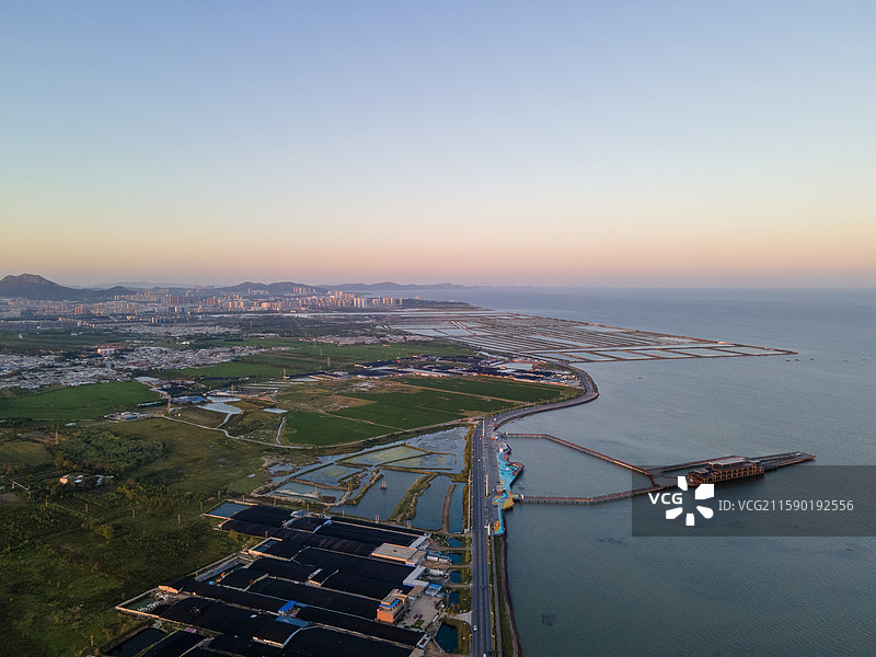 黄昏下的兴城海滨景色图片素材