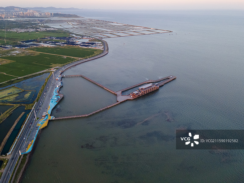 黄昏下的兴城海滨景色图片素材