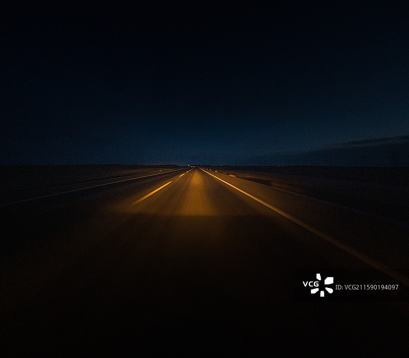 暗调 夜间的车流 公路 路面图片素材