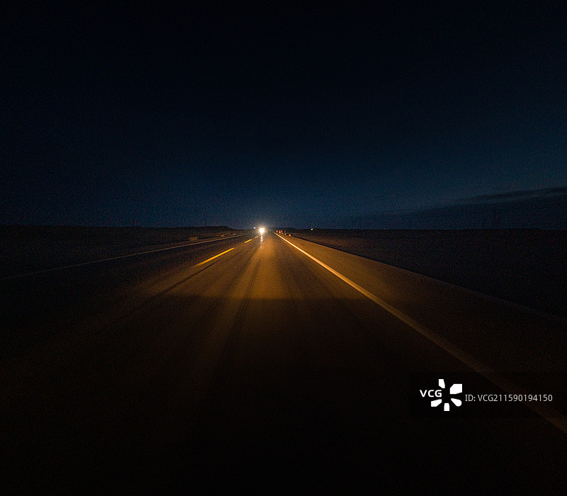 暗调 夜间的车流 公路 路面图片素材