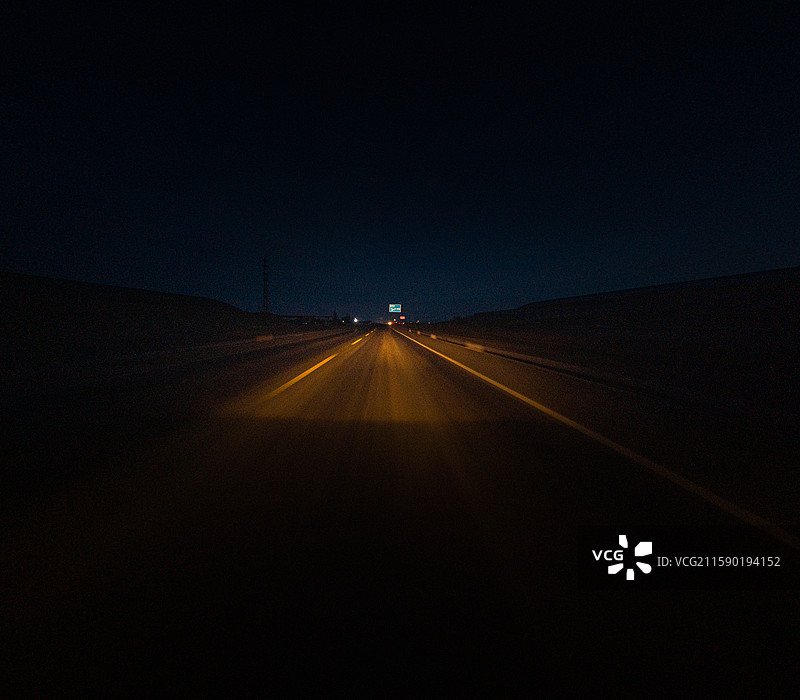 暗调 夜间的车流 公路 路面图片素材