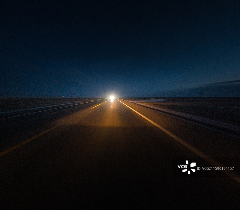 暗调 夜间的车流 公路 路面图片素材