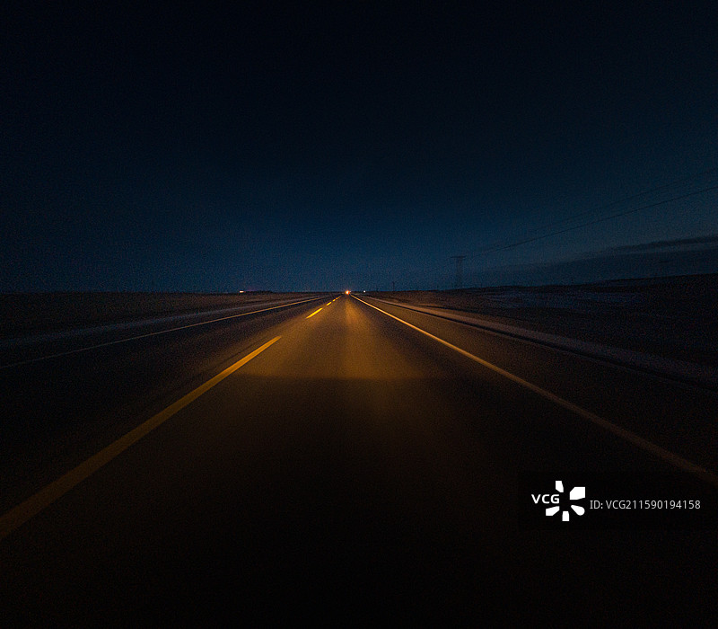 暗调 夜间的车流 公路 路面图片素材