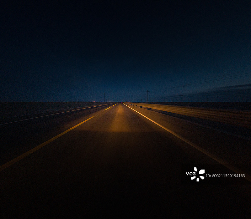 暗调 夜间的车流 公路 路面图片素材