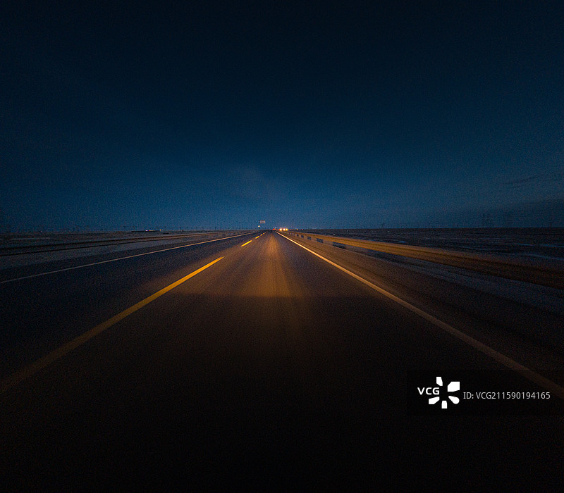 暗调 夜间的车流 公路 路面图片素材