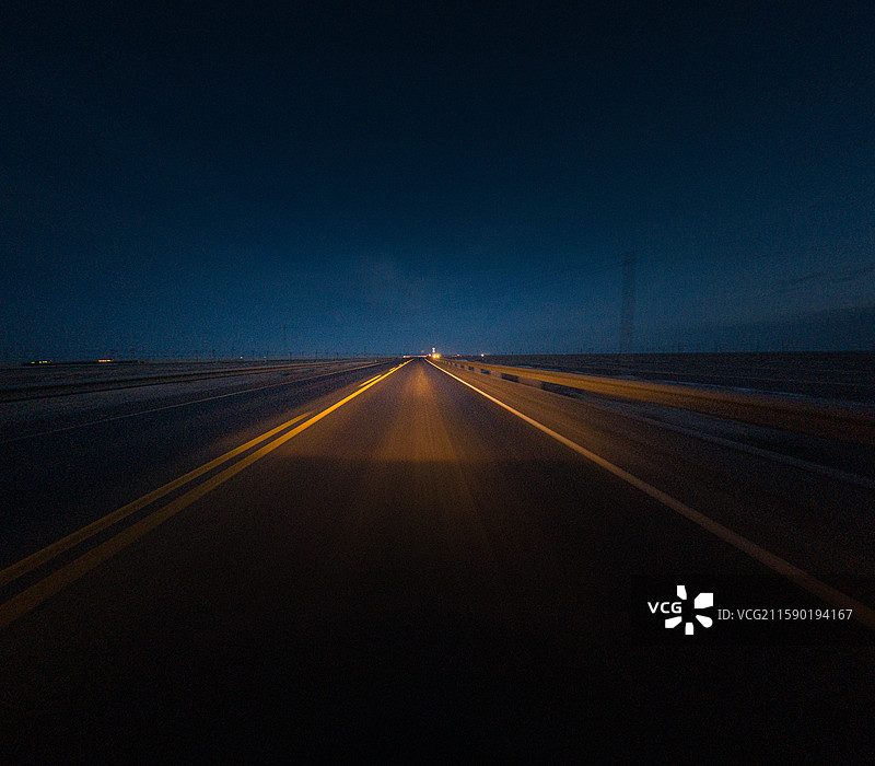 暗调 夜间的车流 公路 路面图片素材