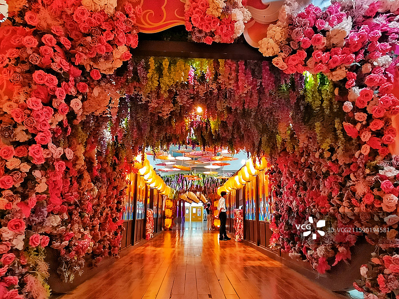 广州正佳广场鲜花灯笼走廊图片素材