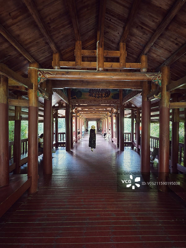 走过风雨桥  贵阳阿哈湖国家湿地公园图片素材
