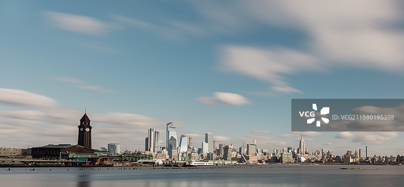 从霍博肯远眺纽约天际线的长曝光城市风光图片素材