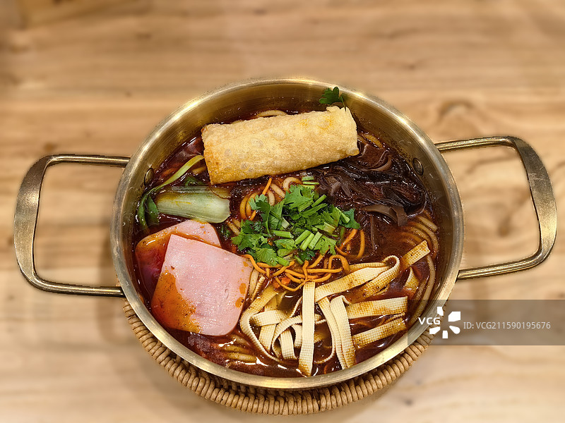 色相俱全的美食麻辣土豆粉高角度拍摄图片素材