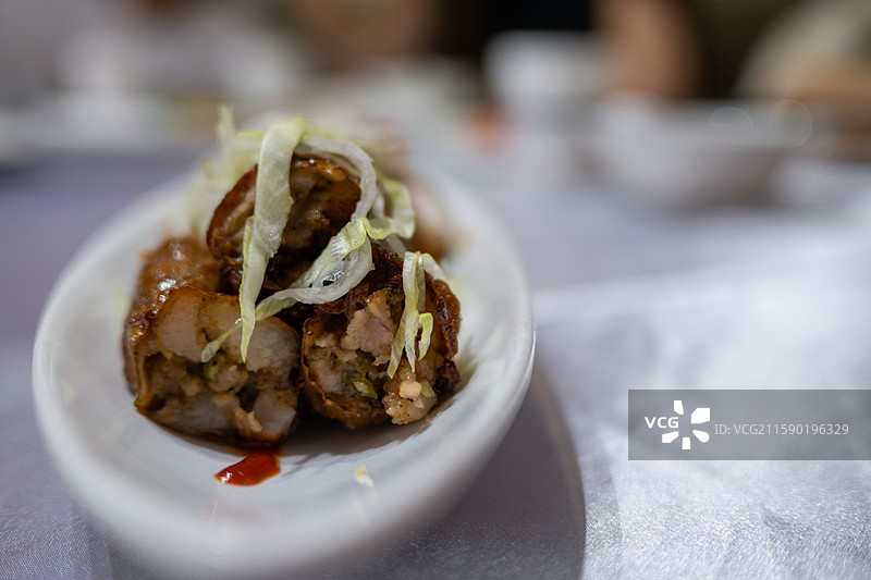 精致的酿肉卷配生菜丝图片素材