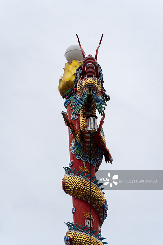 寺庙建筑中的彩色龙柱图片素材