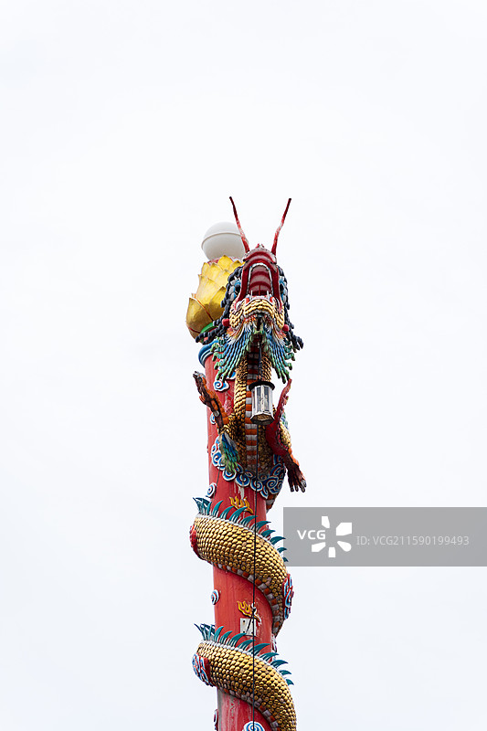 寺庙建筑中的彩色龙柱图片素材
