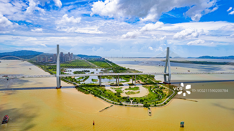 蓝天白云下的珠海重要交通枢纽洪鹤大桥图片素材